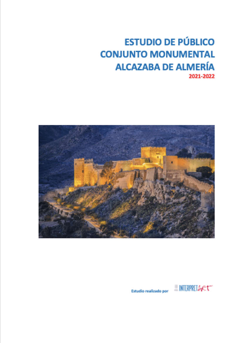 Portada de un informe de investigación titulado "ESTUDIO DE PÚBLICO CONJUNTO MONUMENTAL ALCAZABA DE ALMERÍA 2021-2022" con una fotografía de la Alcazaba de Almería iluminada contra un cielo crepuscular. Los logotipos de las organizaciones autoras se encuentran en la parte inferior.
