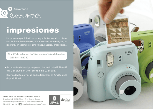 Afiche promocional del XII Aniversario de la Cueva Pintada. En él se puede leer la palabra "impresiones" junto a la imagen de una mano sacando una fotografía impresa de una cámara Instax Mini 9. La información incluye fechas, horarios y detalles de inscripción para el evento en un museo arqueológico.