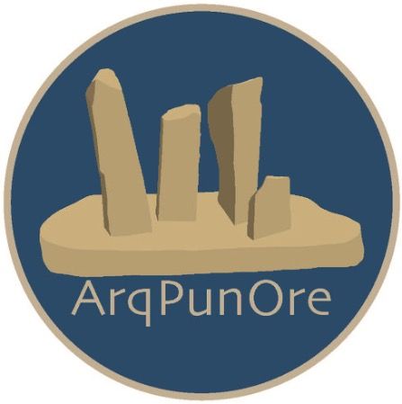Un logotipo circular con un fondo azul oscuro que presenta cinco formas rectangulares de color beige que parecen piedras y que se mantienen en posición vertical sobre una base de color beige. Debajo de las formas, el texto dice "ArqPunOre" en una fuente clara sin serifas. El logotipo está delineado con un borde de color beige.