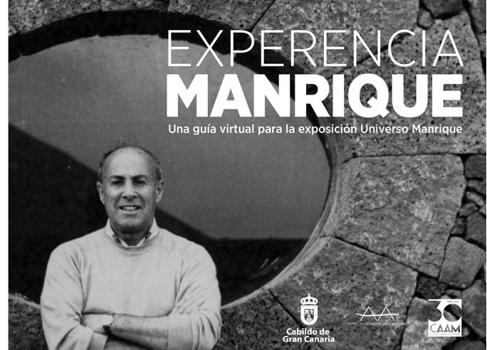 Imagen en blanco y negro de un hombre de pie, con los brazos cruzados y sonriendo, delante de una ventana redonda situada en un muro de piedra. El texto dice: "Experiencia Manrique. Una guía virtual para la exposición Universo Manrique". Se ven los logotipos del Cabildo de Gran Canaria y del CAAM.